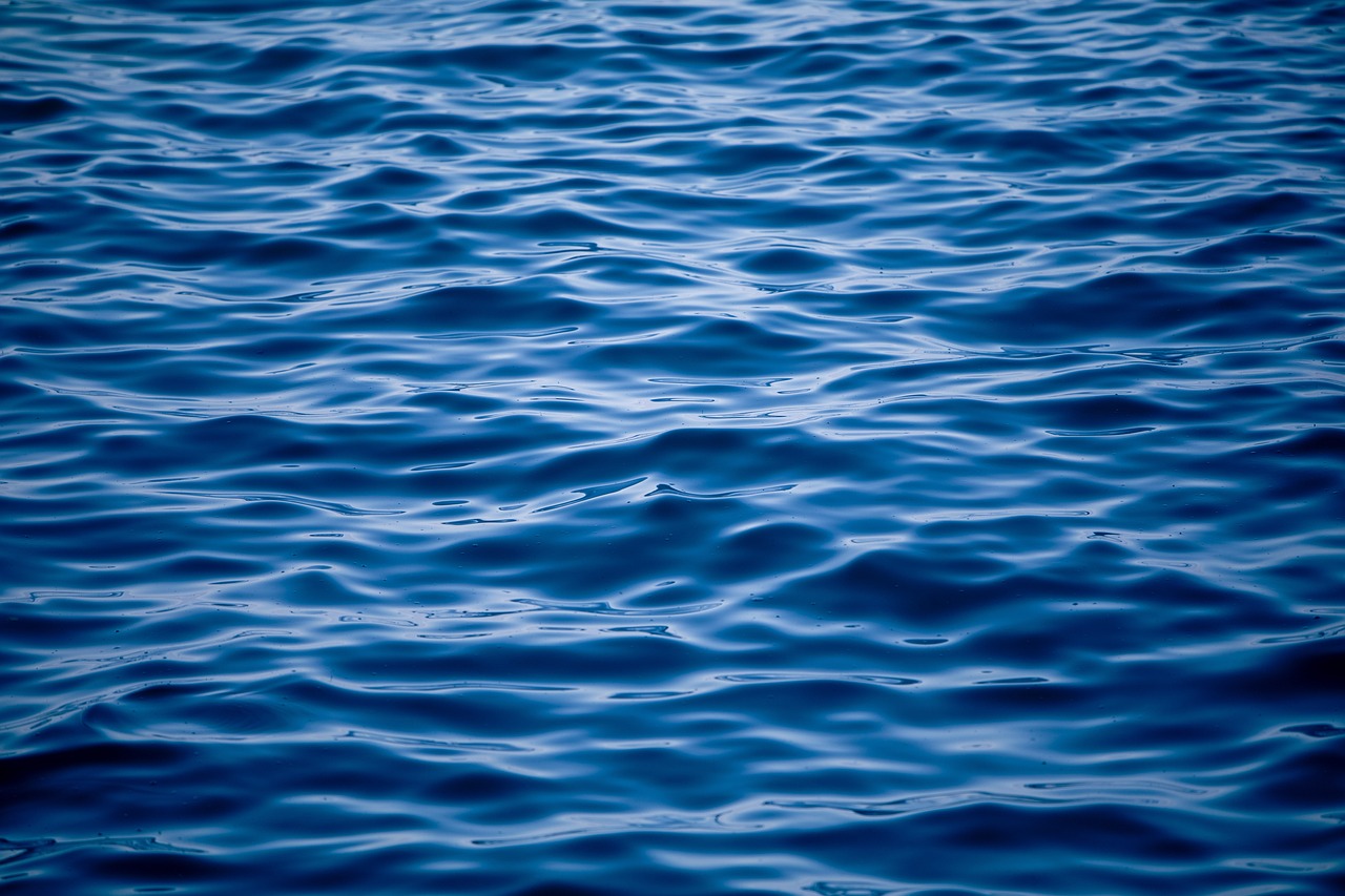 Mastering the Art of Ocean Waves: A Painting Tutorial